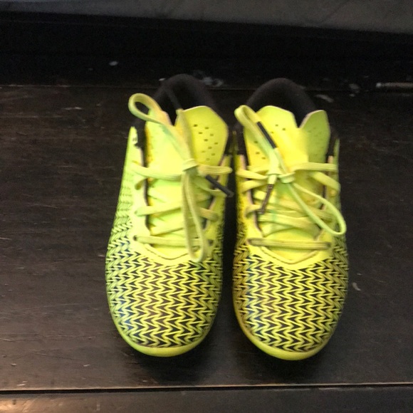 Boys Under Armour soccer cleats - Picture 1 of 4